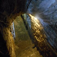 壁についている折り畳みの椅子