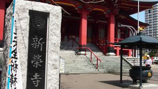 新しさの残る立派な本堂です。