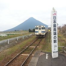 開聞岳と乗ってきた電車。これを逃すと次の電車まで待たねばなり