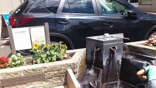 観光案内所の向かいの井戸