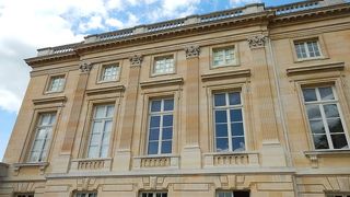 マリーアントワネットの離宮とはここのことです。田舎風の建物のことではありません。