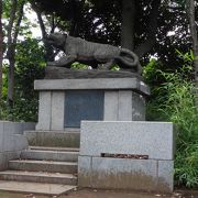 丸山古墳の頂に「虎」の石像