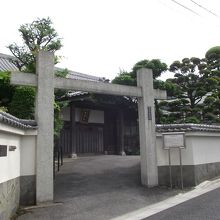 山門前 (奥が本堂)