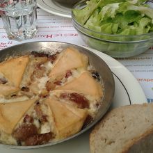 タルティフレットとサラダ