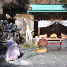 おじゃマップ御一行も訪れた巨大水晶玉の神社