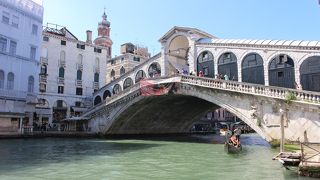 ベネチアを象徴する橋。迷いやすいベネチアで、貴重なランドマーク？の１つ