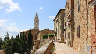 レンタカーでオルチャ渓谷ドライブの途中で立ち寄りました。