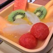 甘さ控えめでフルーツがたくさん載った豆乳プリンを食べました