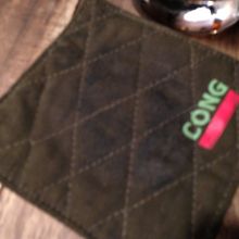 布のコースター。お店は軍隊色モスグリーンが基調ですが、華やか