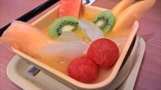 甘さ控えめでフルーツがたくさん載った豆乳プリンを食べました