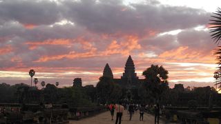 違った表情を見せるアンコールワット