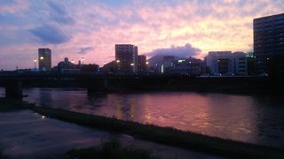 熊本市内の中心部を流れます