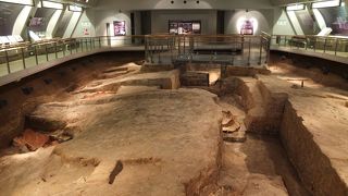 覆いの下は発掘現場そのまんま