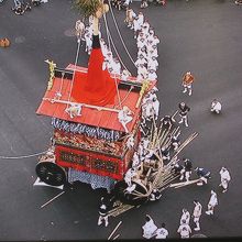 車の下に竹を敷いて方向転換する見どころ