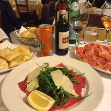 左手のトルタフリット（揚げた薄いパンのようなもの）もオススメ