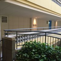 建屋中央３階から上は吹き抜けです。（空が見えます）