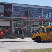 カフェや映画館のある建物