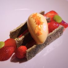 苺、そら豆、煎茶のメレンゲ