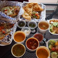 ナバホタコスと3種類の伝統スープ、カレースープとサラダなど