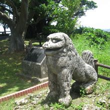 富盛の石彫大獅子、右方向より。
