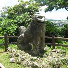 富盛の石彫大獅子、左方向より。