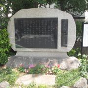 『杜子春』の一節が刻まれた碑と、解説が書かれたプレートが立っていました