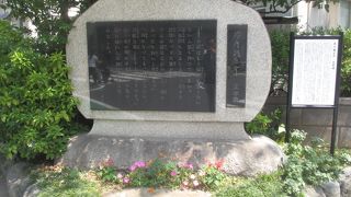 『杜子春』の一節が刻まれた碑と、解説が書かれたプレートが立っていました