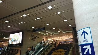 横浜駅にあるマルイシティで立地上、高めの贈り物や衣類を買うのに便利。