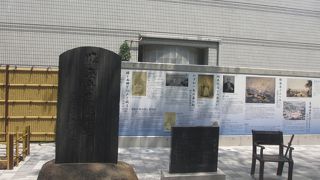 「勝海舟生誕の地」と書かれた碑とパネル展示がありました