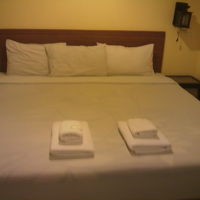 客室内のヘッドの様子です。ゲストハウスにしては広いベッドです