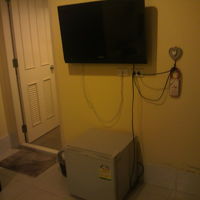 客室内の冷蔵庫、テレビそしてバスルームへの入口の様子です。