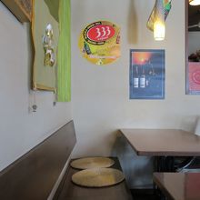 狭いが落ち着ける店内