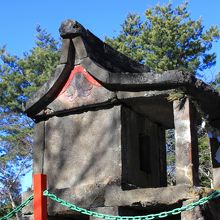 奥の奥にある小さな石の祠　歳月が感じられますねぇ