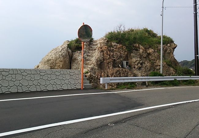 岩の上に昇ることが可能ですが、下りる際、充分注意して…