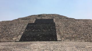 月のピラミッドの方が楽