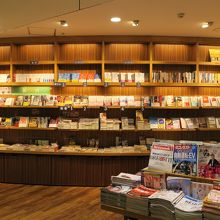 広くはないが充実した店内