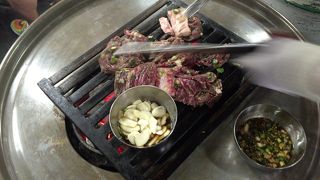 行列が絶えない鉄板の焼肉店