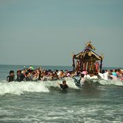 夏らしい雰囲気の海の祭り
