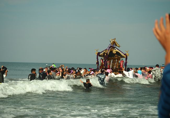 夏らしい雰囲気の海の祭り