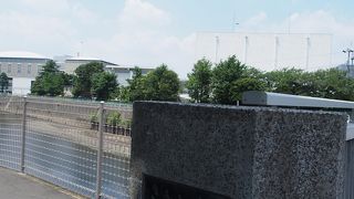 整備された町の川