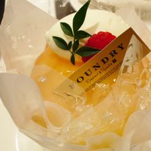 桃のデザート　フルーツを使ったケーキが美味しい