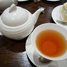 紅茶はポットサービス