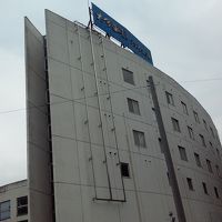 駐車場側から見たホテル。