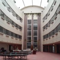 ２階の吹き抜けのロビー。正面はエレベーター。