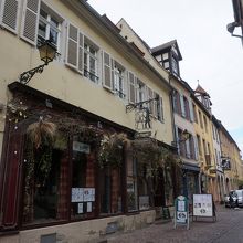 マルシャン通り沿いにあります。