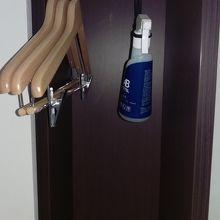 窓側の壁にあるクローゼットスペース