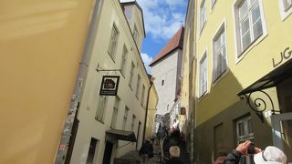 トームペアにむけて登る急な通り