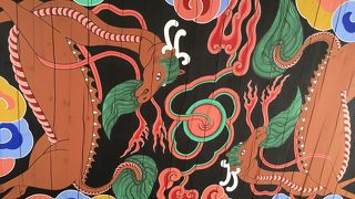 門の天井がすごい