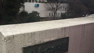 深い谷に架かる橋