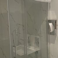 バスタブはありませんが、広さもシャワーの湯量も充分です。